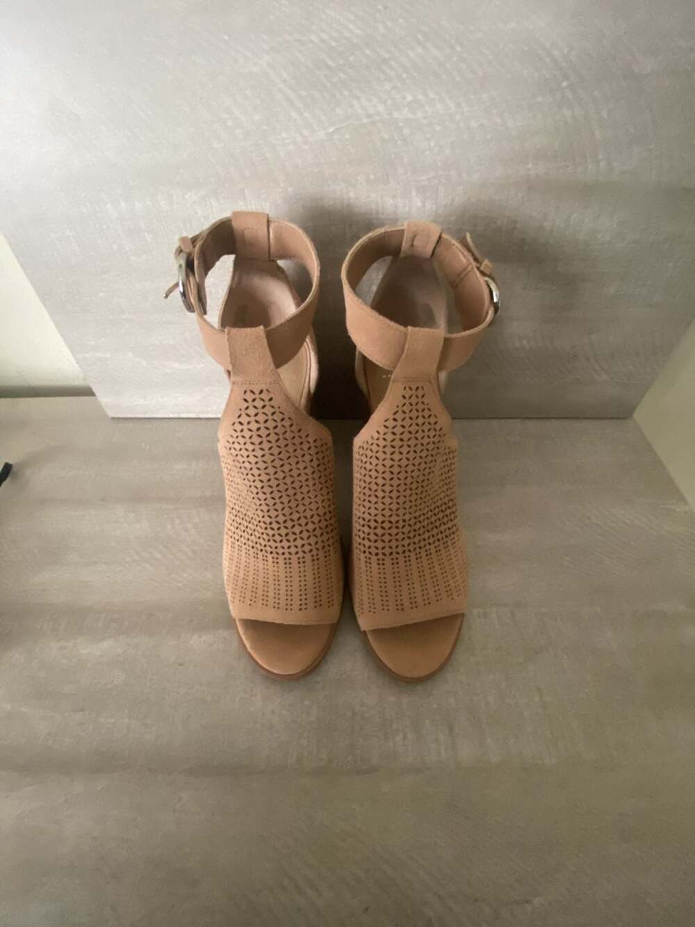 Marc Fisher LTD Vixen Cutout Suede Sandals Size 9.5M Beige Block Heel